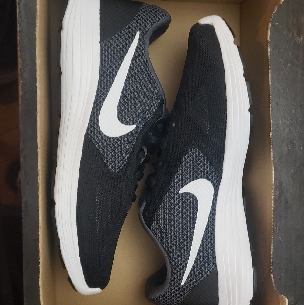 Wmns Nike Revolution 3